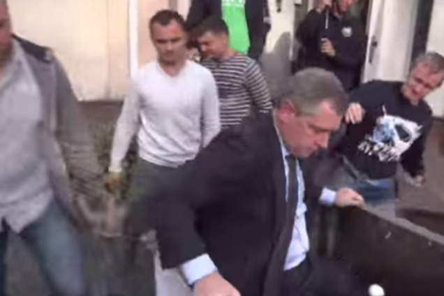 Появились фото мусорной люстрации чиновника из киевского ГАИ