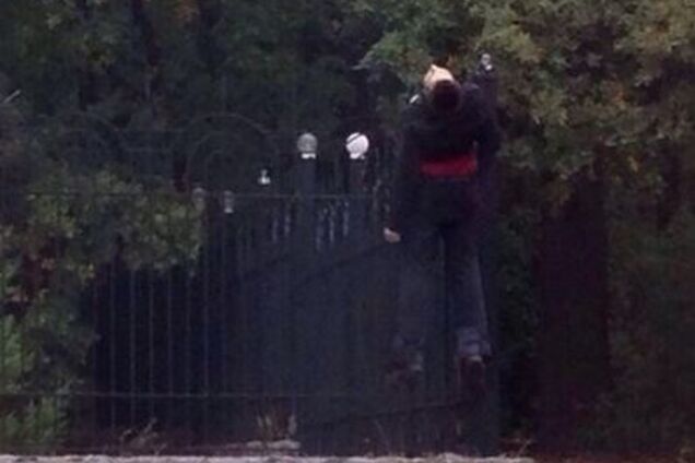 Геращенко рассказал, от чего умер найденный на ограде церкви в Харькове мужчина