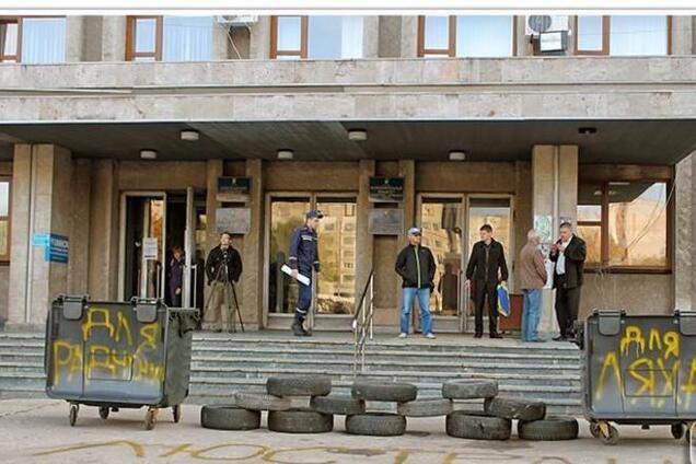 В Славянске активисты захватили зал исполкома, на улице стоят мусорные баки для депутатов
