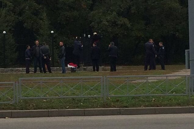 В Харькове на ограде церкви обнаружили труп мужчины