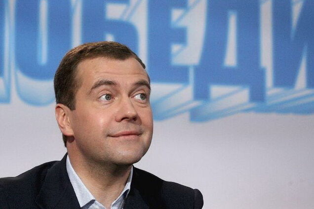 Медведев решил заморозить зарплаты российских чиновников до 2016 года