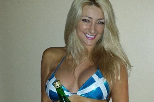 Сексуальная модель разделась догола на стадионе во время матча