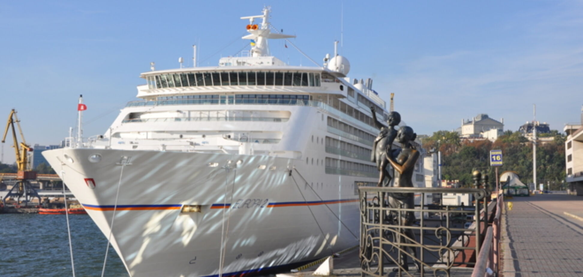 Одесский порт посетил пятизвездночный круизный лайнер