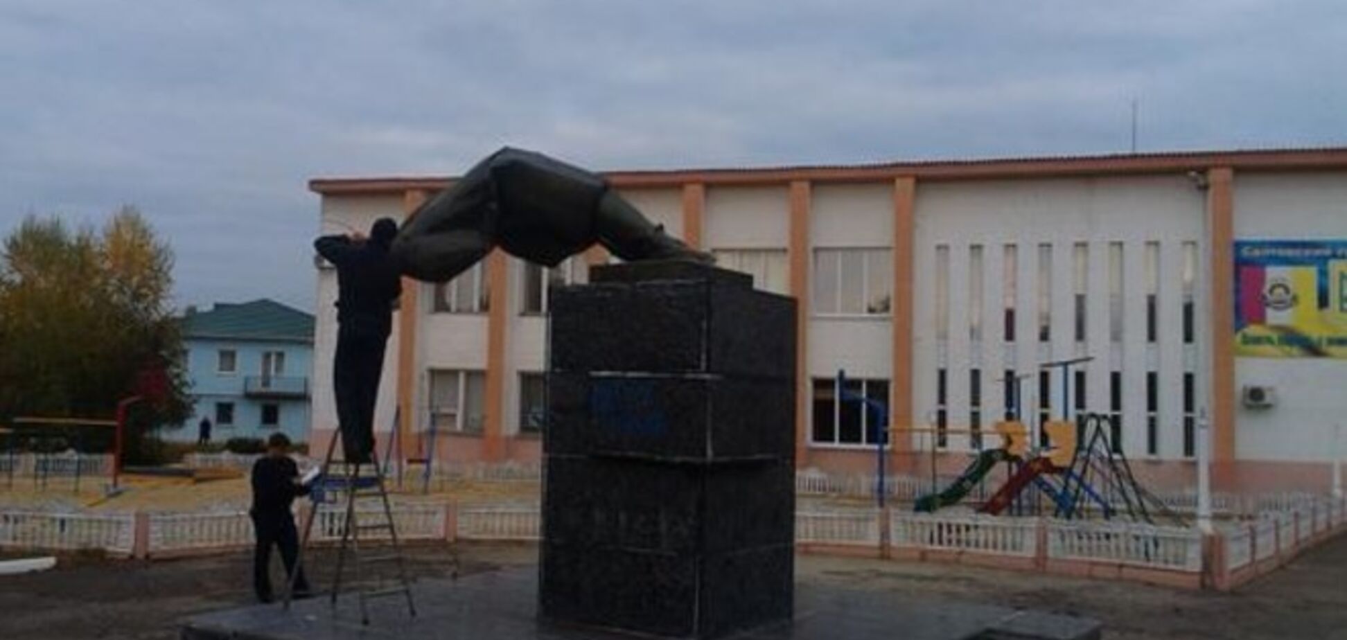 На Луганщині повалили пам'ятник Леніну