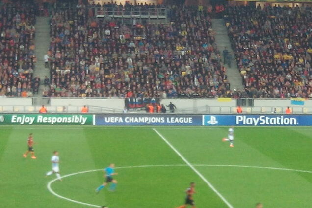 Стюарды 'Арены Львов' пытались сорвать баннер 'УЕФА: мы заботимся о России'