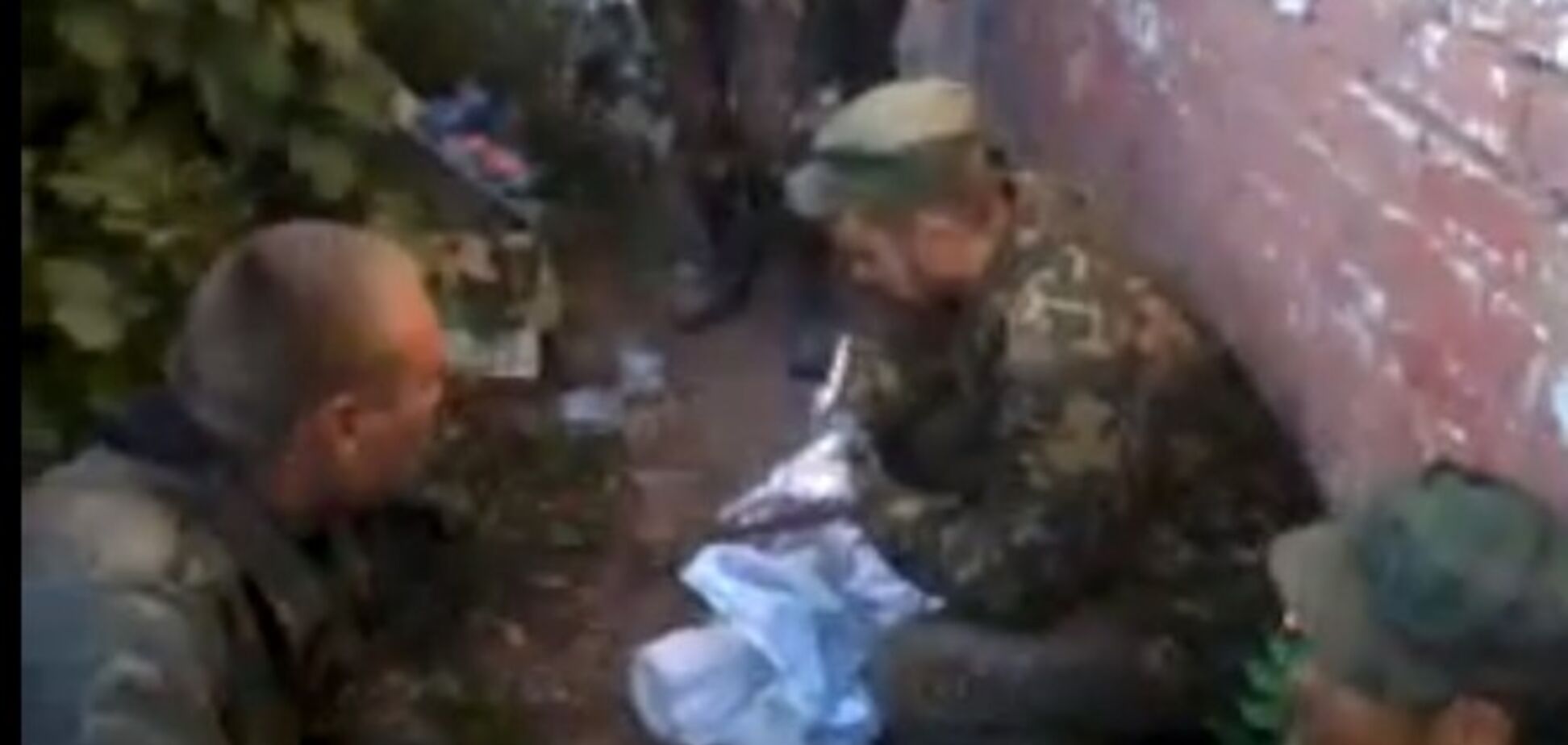 В сети появилось видео допроса силовиками заблудившихся 'псковских ребят'