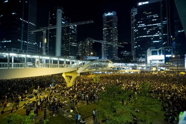 Протестующие в Гонконге выдвинули ультиматум властям и начали строить баррикады