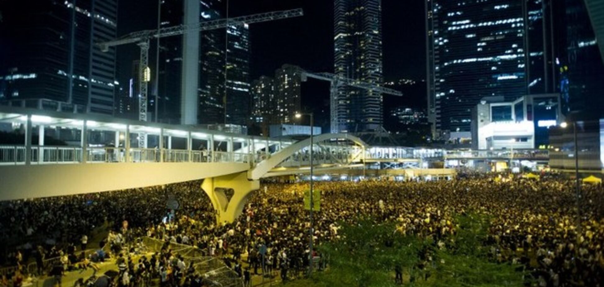 Протестуючі в Гонконзі висунули ультиматум владі і почали будувати барикади 