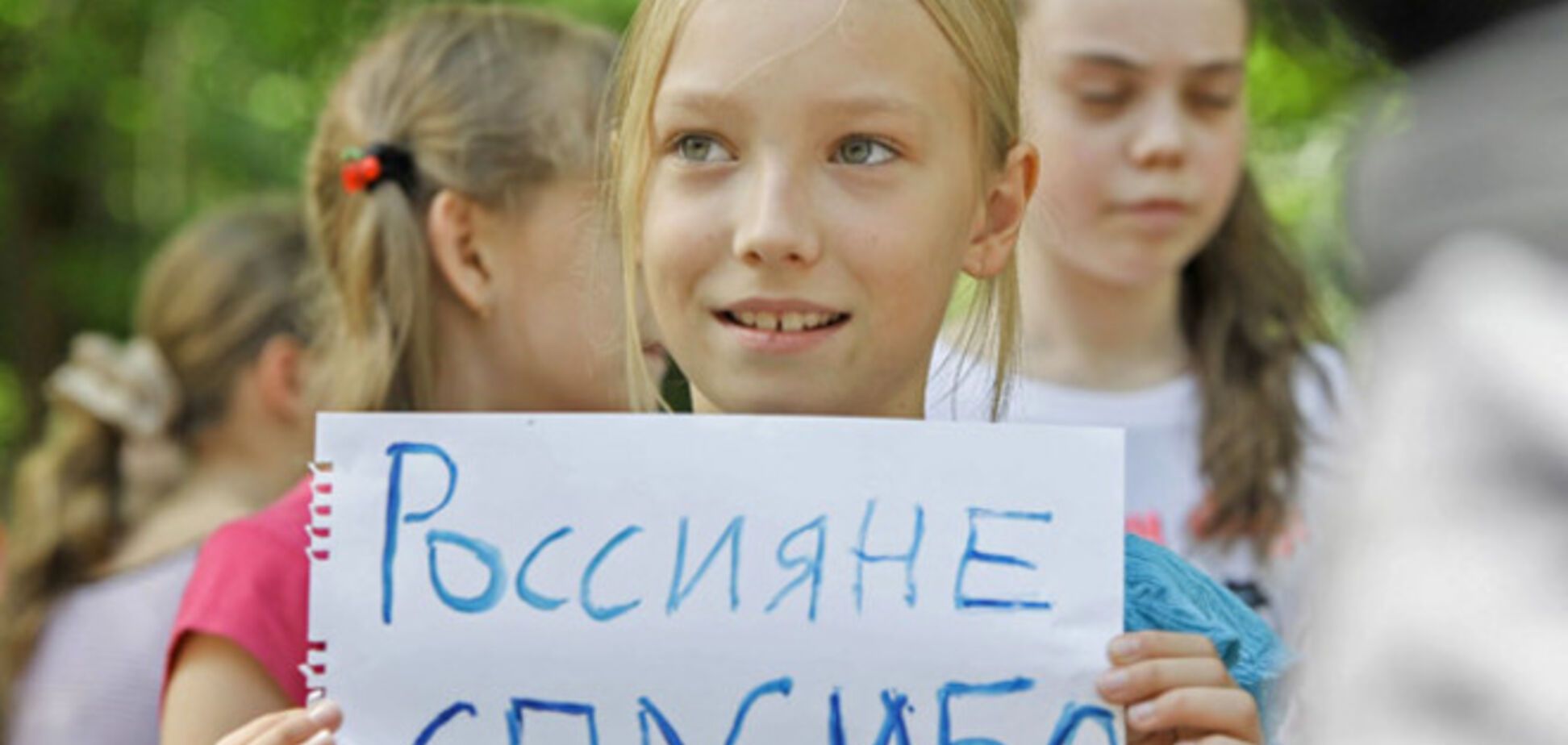 Медведєв пообіцяв кожному українському біженцю по 100 рублів