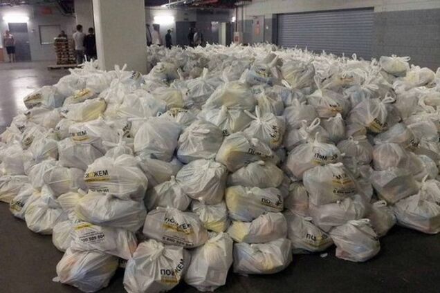 'Шахтер' раздает гуманитарную помощь жителям Донецка