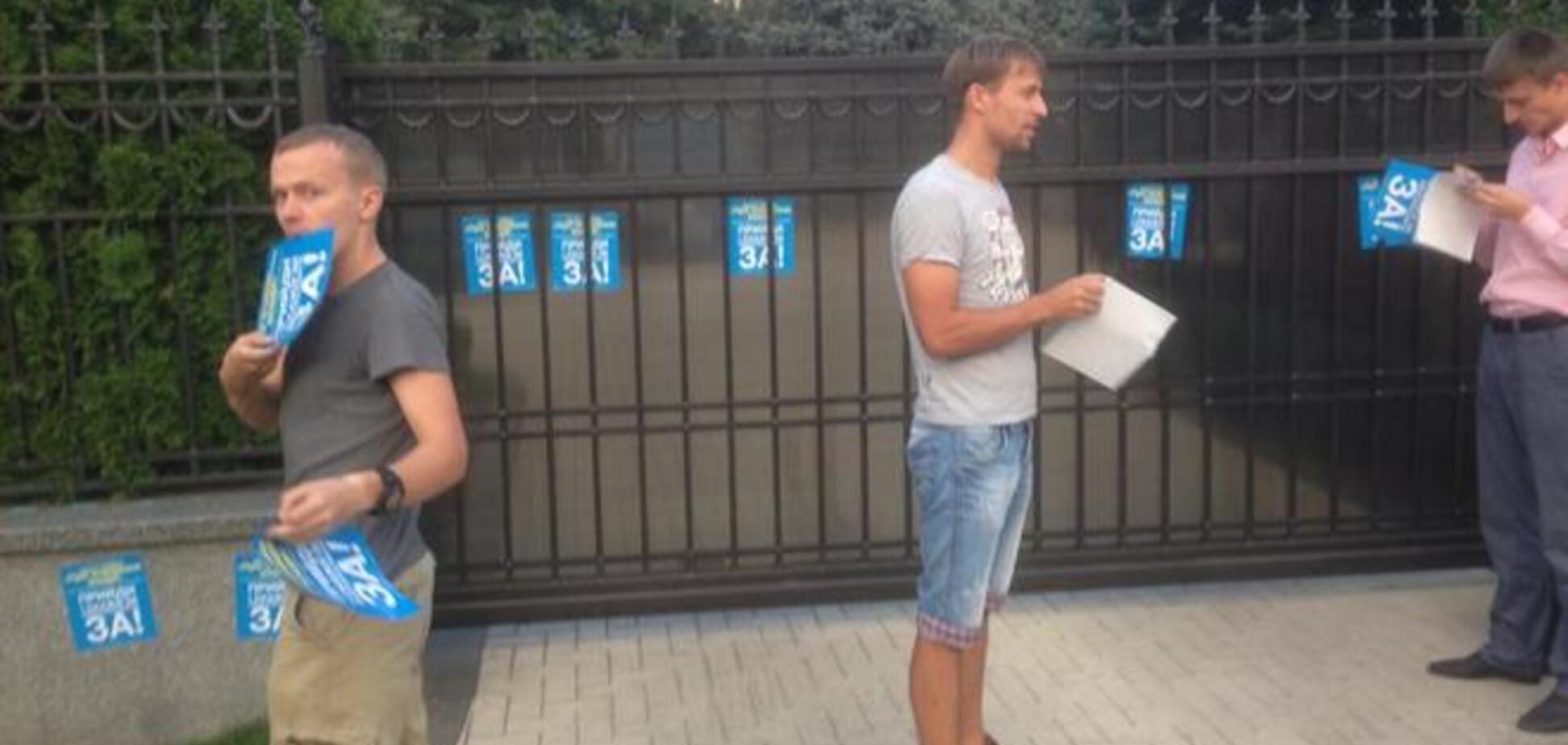 Активисты побывали возле дома Левочкина и оставили там ему 'послания'