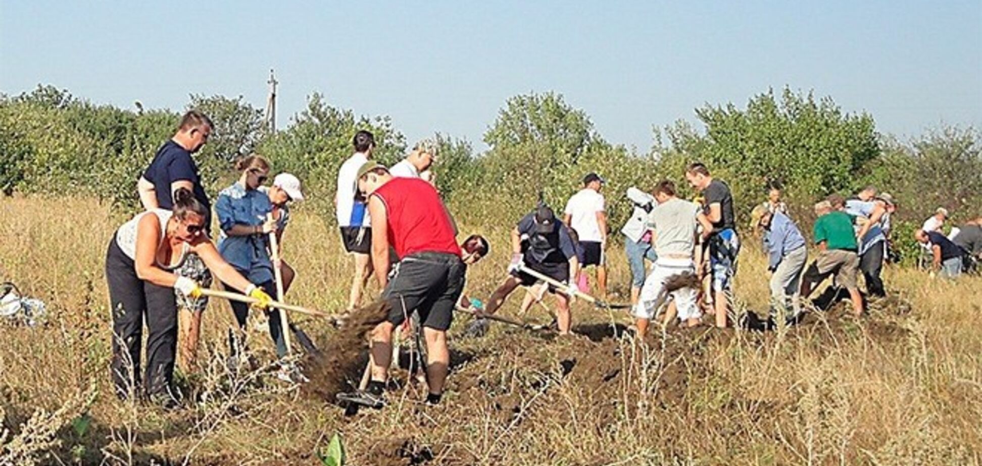 Жители Бердянска начали рыть окопы вокруг города