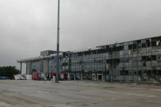 Террористы взяли в окружение бойцов, охраняющих аэропорт Донецка