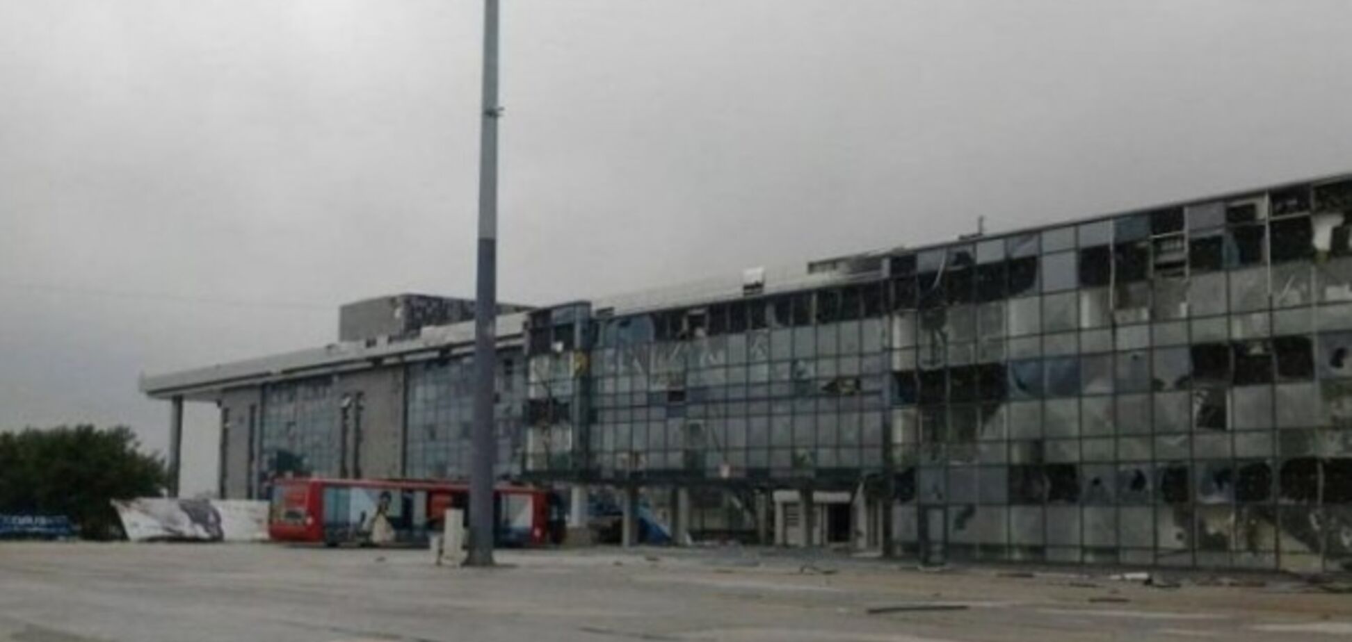Террористы взяли в окружение бойцов, охраняющих аэропорт Донецка