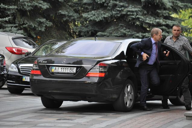 Пашинский ездит на Mercedes-Benz S450, а Повалий предпочитает BMW 740 Li