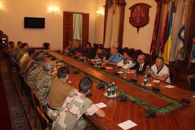 Бойцы батальонов 'Донбасс', 'Днепр-1' и 'Азов' переходят в ряды ВСУ