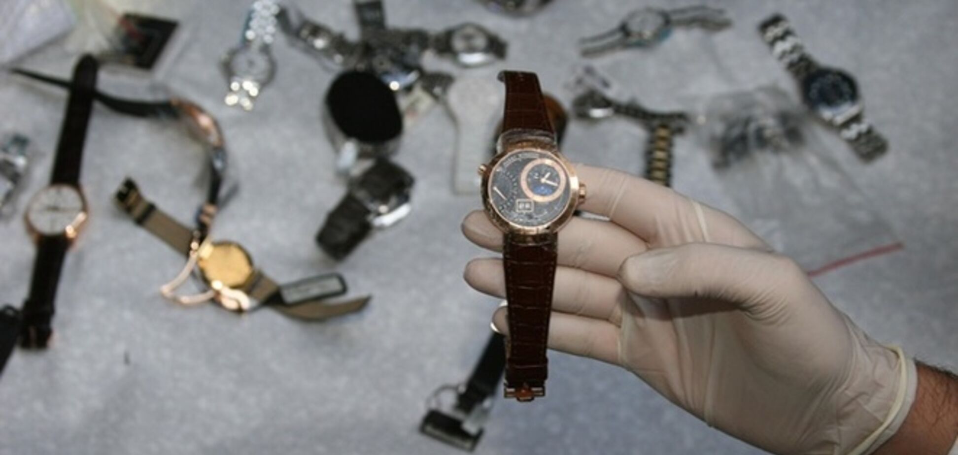 Украденные киевскими милиционерами драгоценности подбросили под здание прокуратуры