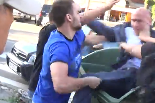 Активисты 'Правого сектора' затолкали одесского чиновника в мусорный бак