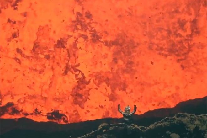 Экстремалы забрались в пылающее жерло вулкана