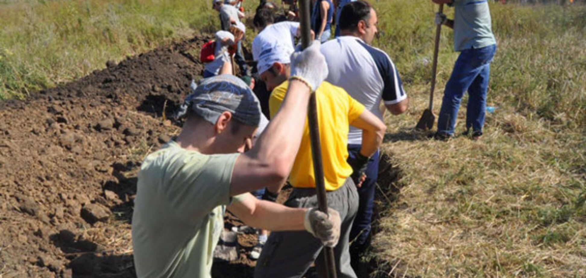 Жители Запорожья занялись укреплением обороны города