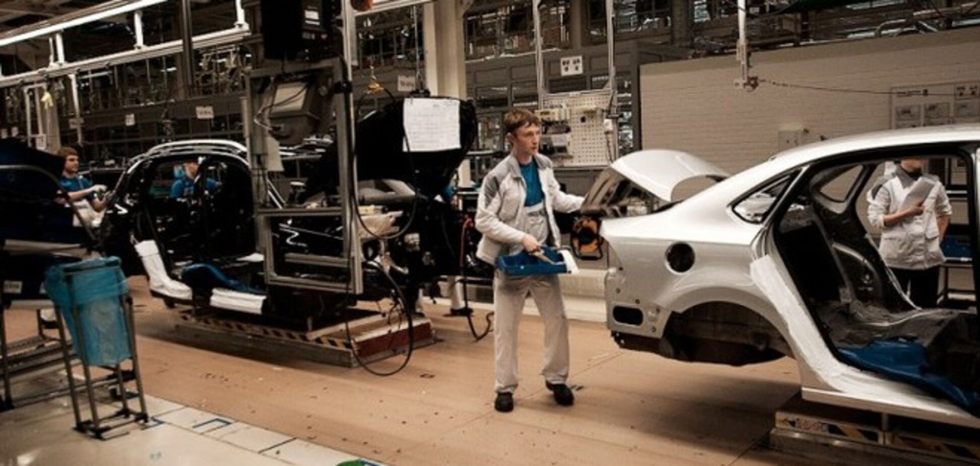 В РФ начали останавливаться автомобильные заводы из-за плохой экономической ситуации 