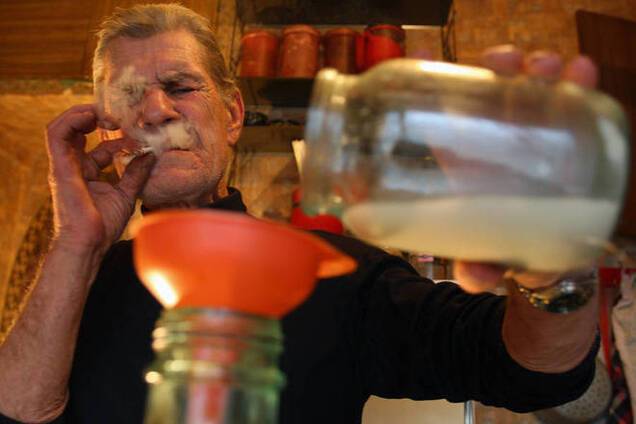 Российские наемники в Луганске меняют свои пайки на самогон