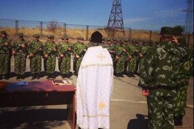 На Луганщине террористам устроили публичную присягу: был даже священник