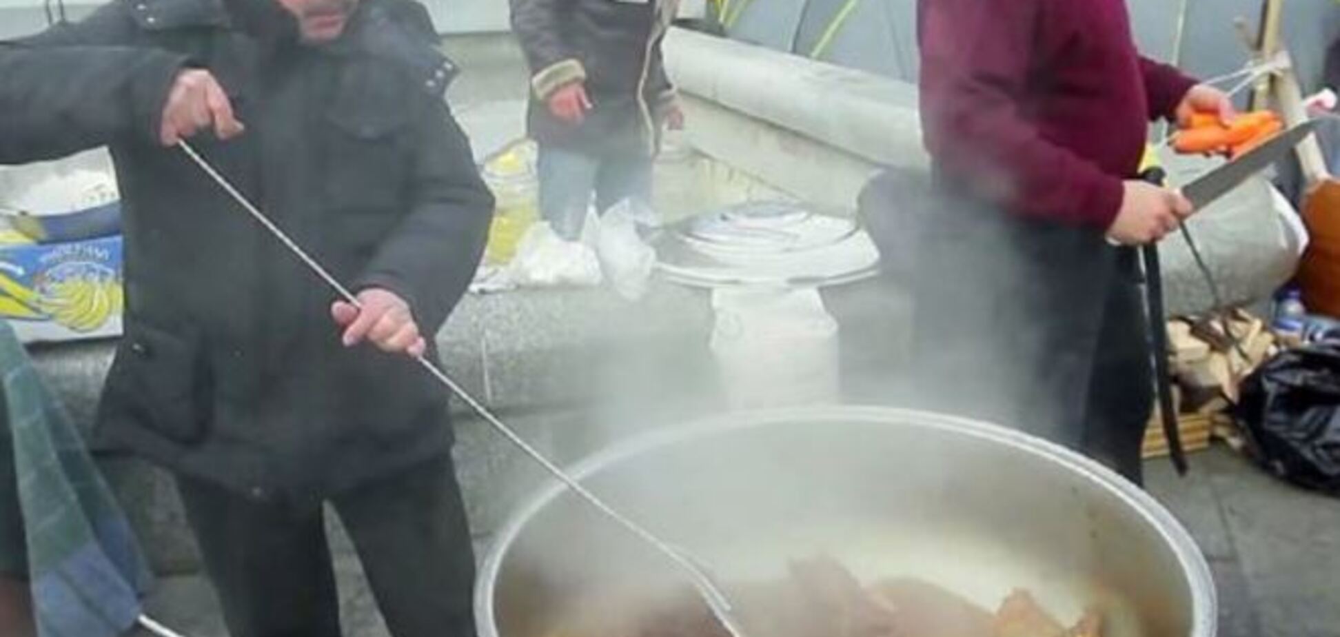 В Крыму провели обыск в доме предпринимателя, готовившего плов на Майдане