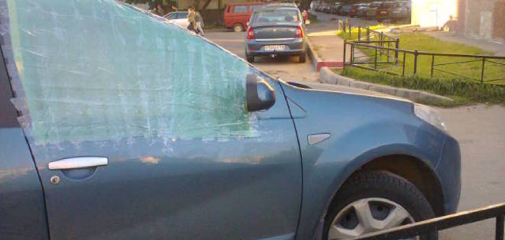 Директору 'Солдатских матерей Санкт-Петербурга' разбили стекла в авто