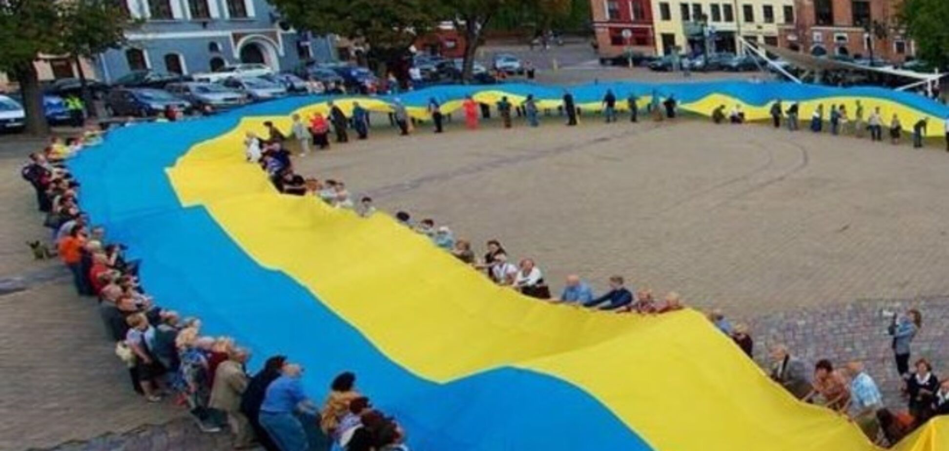 Жители Литвы в поддержку украинцев развернули огромный сине-желтый флаг