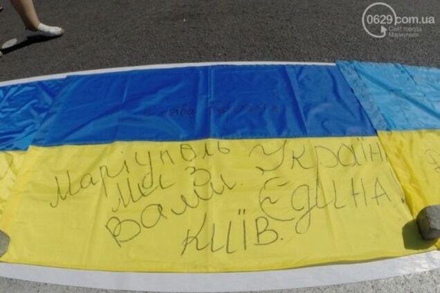 На Майдане выложили 'километр флагов для Мариуполя'