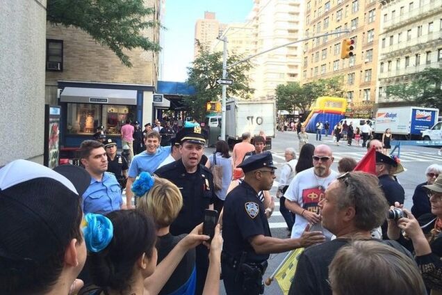 В Нью-Йорке митинговали против вторжения РФ в Украину и пели хит о Путине