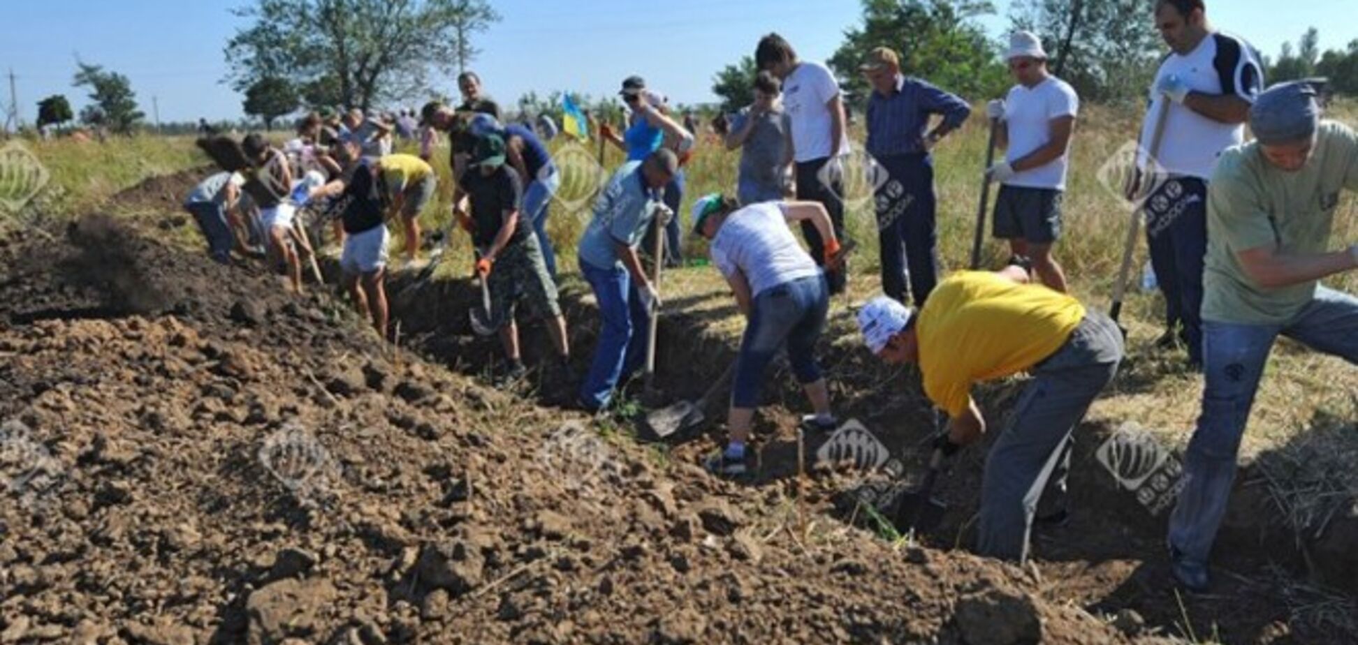 Запорожцы готовятся к отражению атаки: роют окопы и строят укрепления