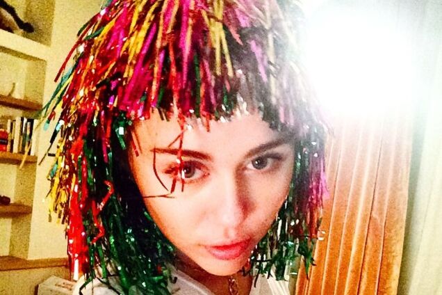 Майли Сайрус пришла на вечеринку топлес