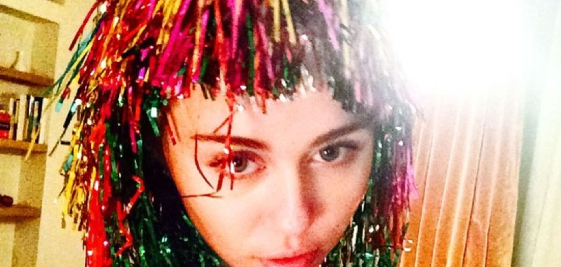 Майли Сайрус пришла на вечеринку топлес