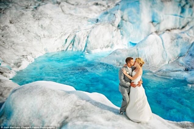 Невероятно красивая свадебная фотосессия, снятая на вершине ледника на Аляске