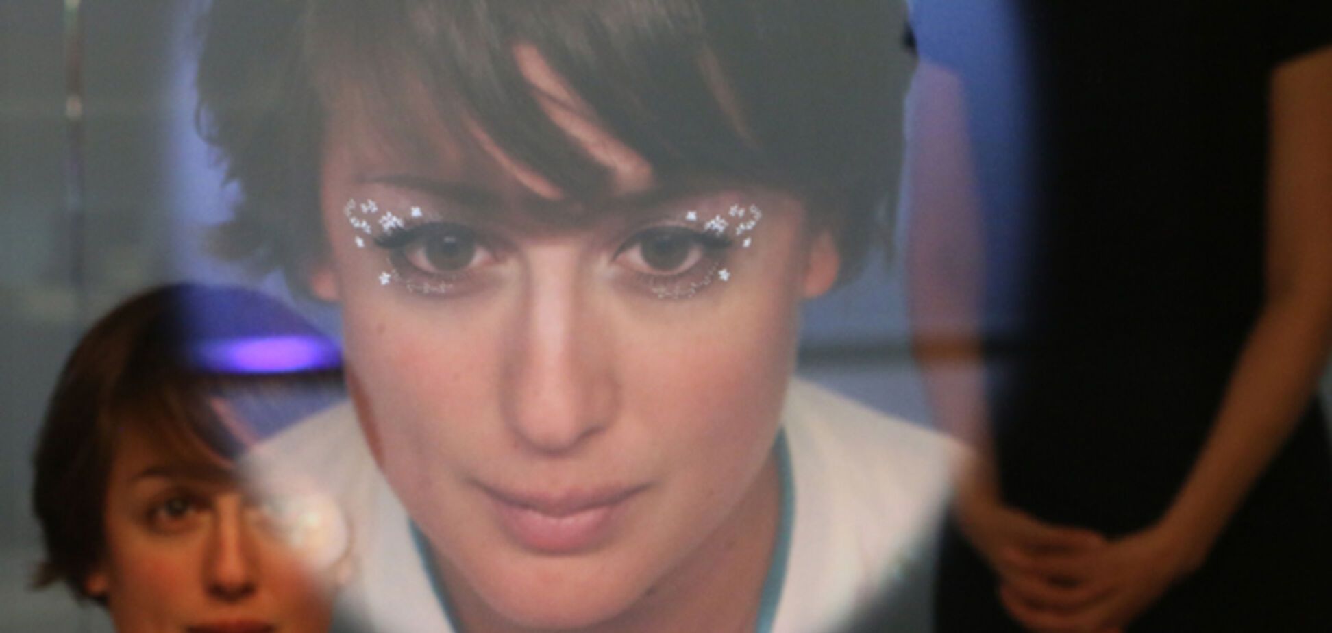 Для девушек создано зеркало, предлагающее варианты макияжа