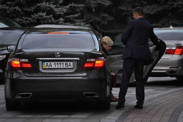 Глава НБУ Гонтарева ездит на Lexus за $140 тысяч, которого нет в ее декларации