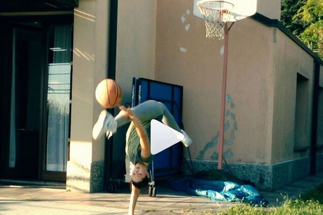 Известная украинская гимнастка продемонстрировала необычный баскетбол