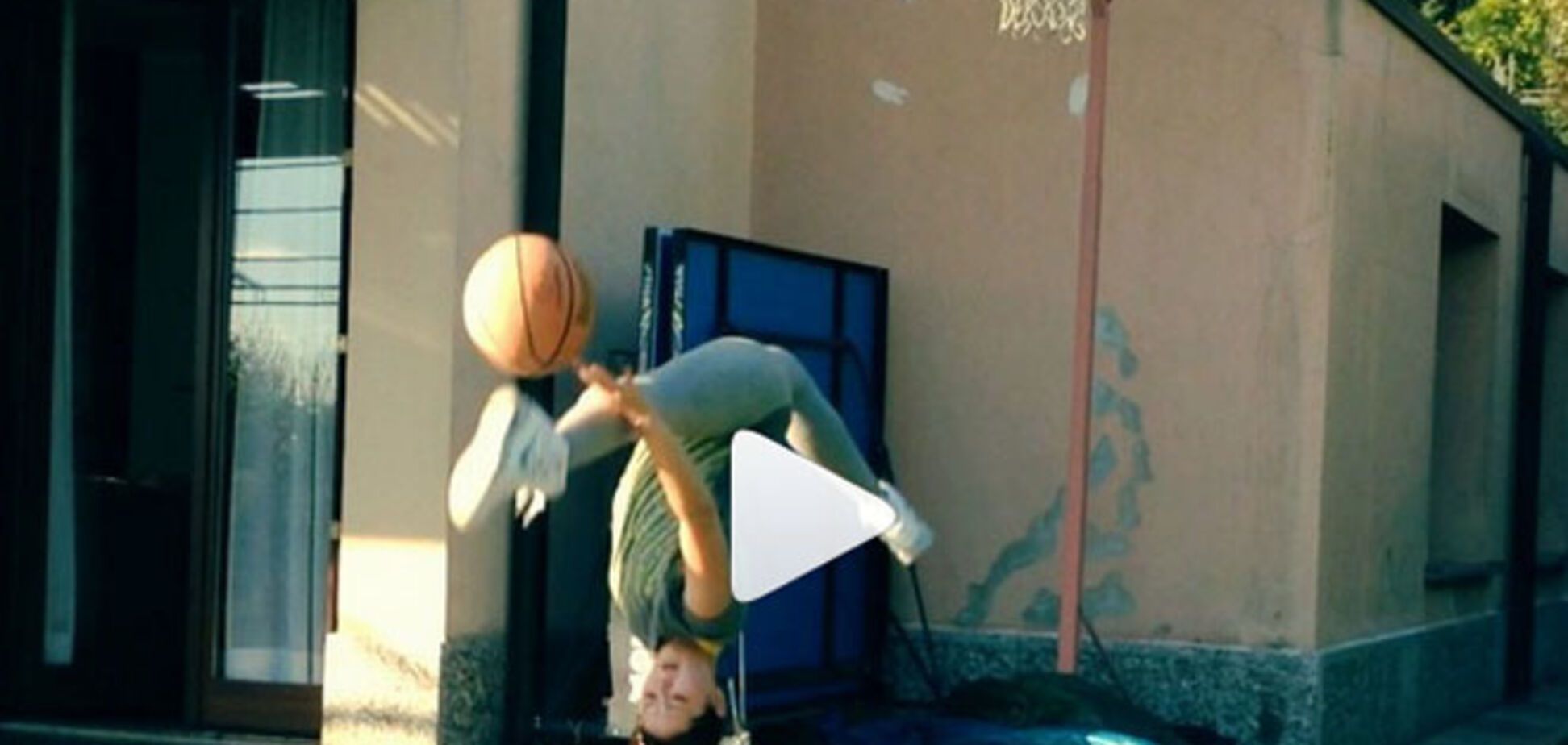 Известная украинская гимнастка продемонстрировала необычный баскетбол