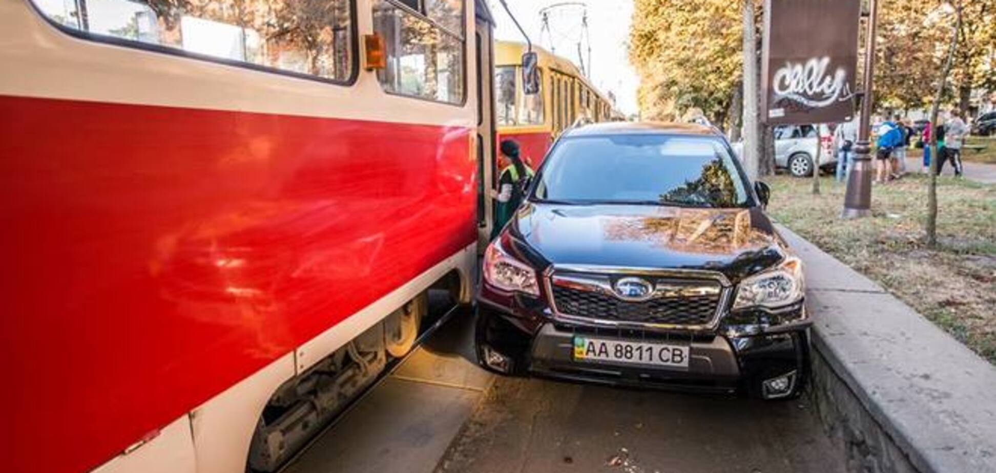 Пятичасовую пробку на Подоле создали сразу несколько любителей парковаться на трамвайных путях