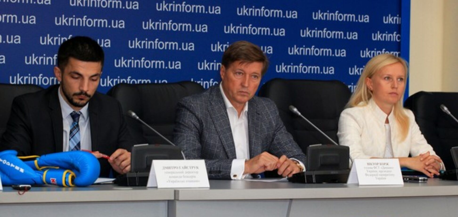 Спортсмены и журналисты передали 200 тысяч гривен армейцам, которые воюют в зоне АТО