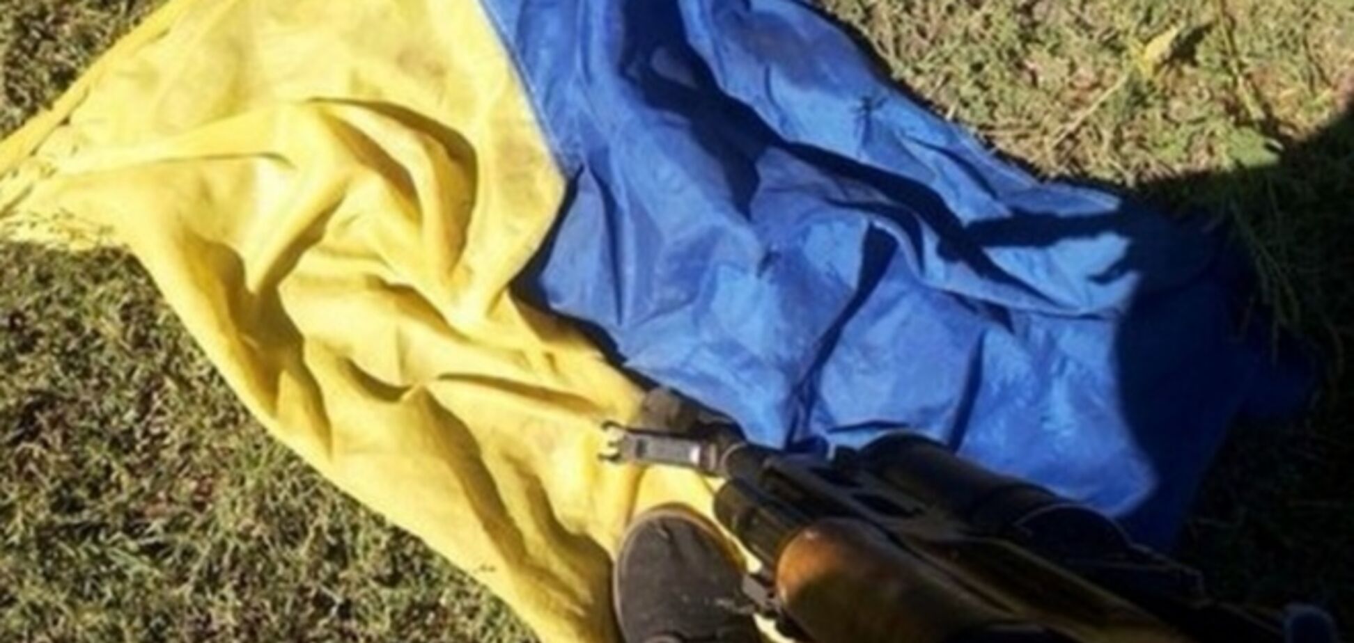 Наемники РФ фотографируются на фоне убитых бойцов АТО и топчут флаг Украины