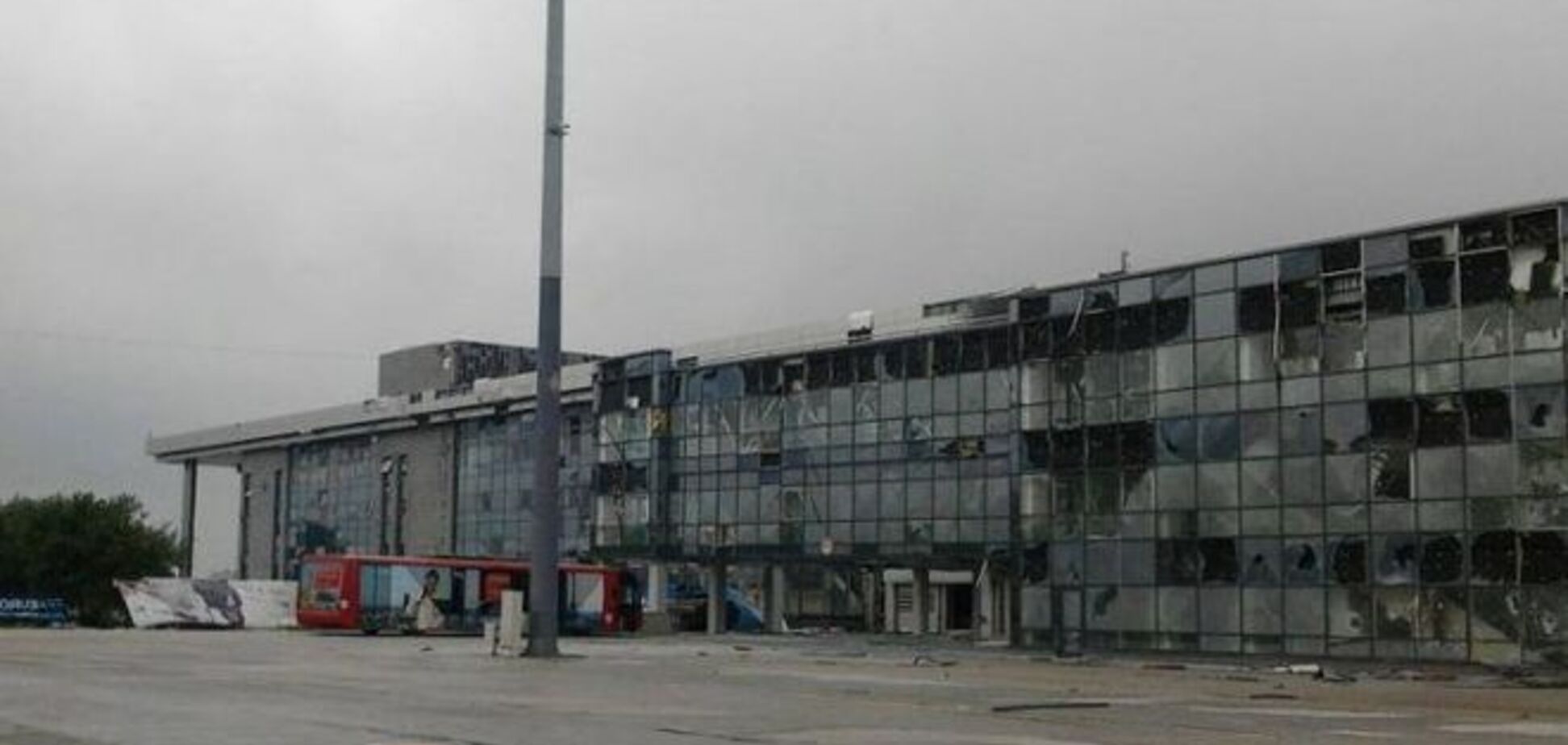 Солдат-срочников вывели из аэропорта Донецка: один контужен, второй обожжен