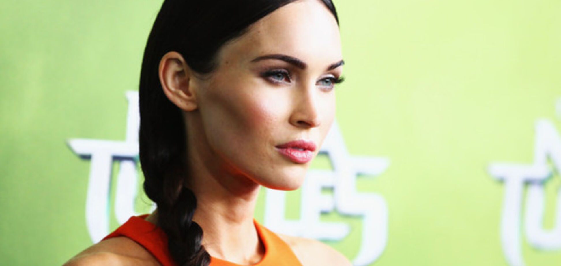 Меган Фокс в оранжевом мини и ее коса на премьере 'Черепашек-ниндзя'