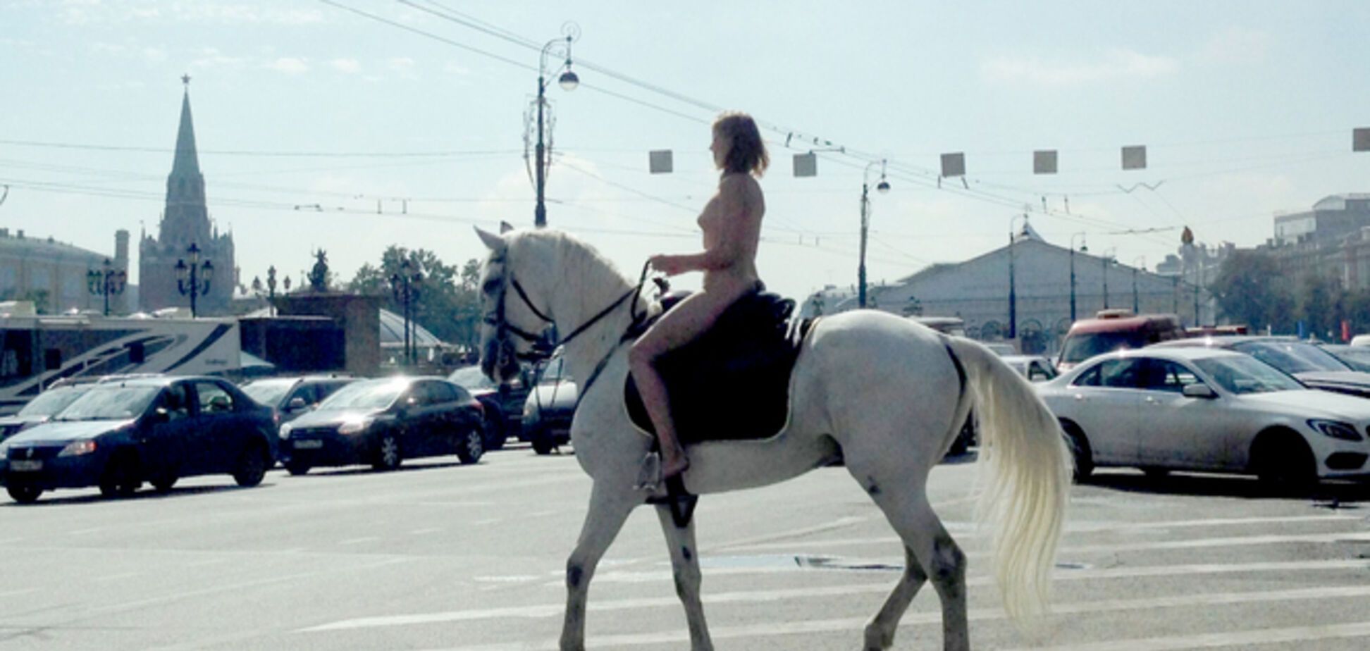 По улицам Москвы проехалась обнаженная 'Леди Годива' на лошади