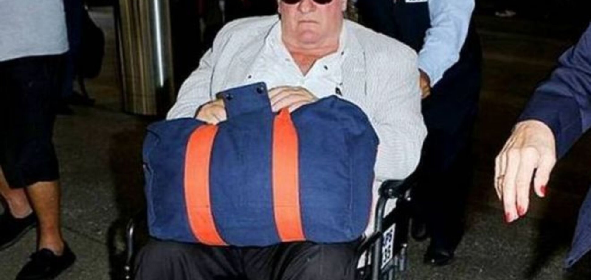 Жерар Депардье был замечен в инвалидном кресле