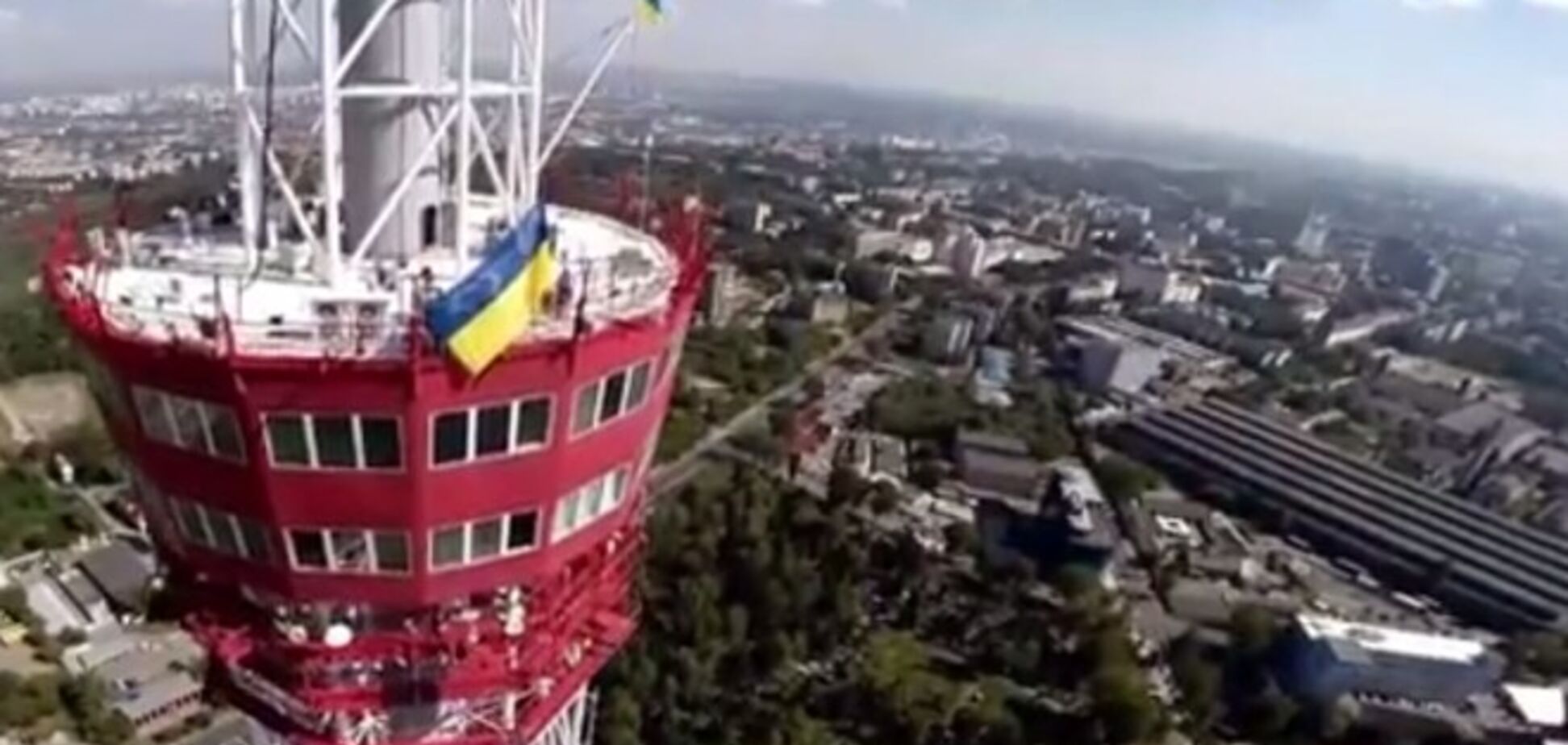 'Осквернивший' московскую высотку руфер покорил самое высокое решетчатое сооружение в мире
