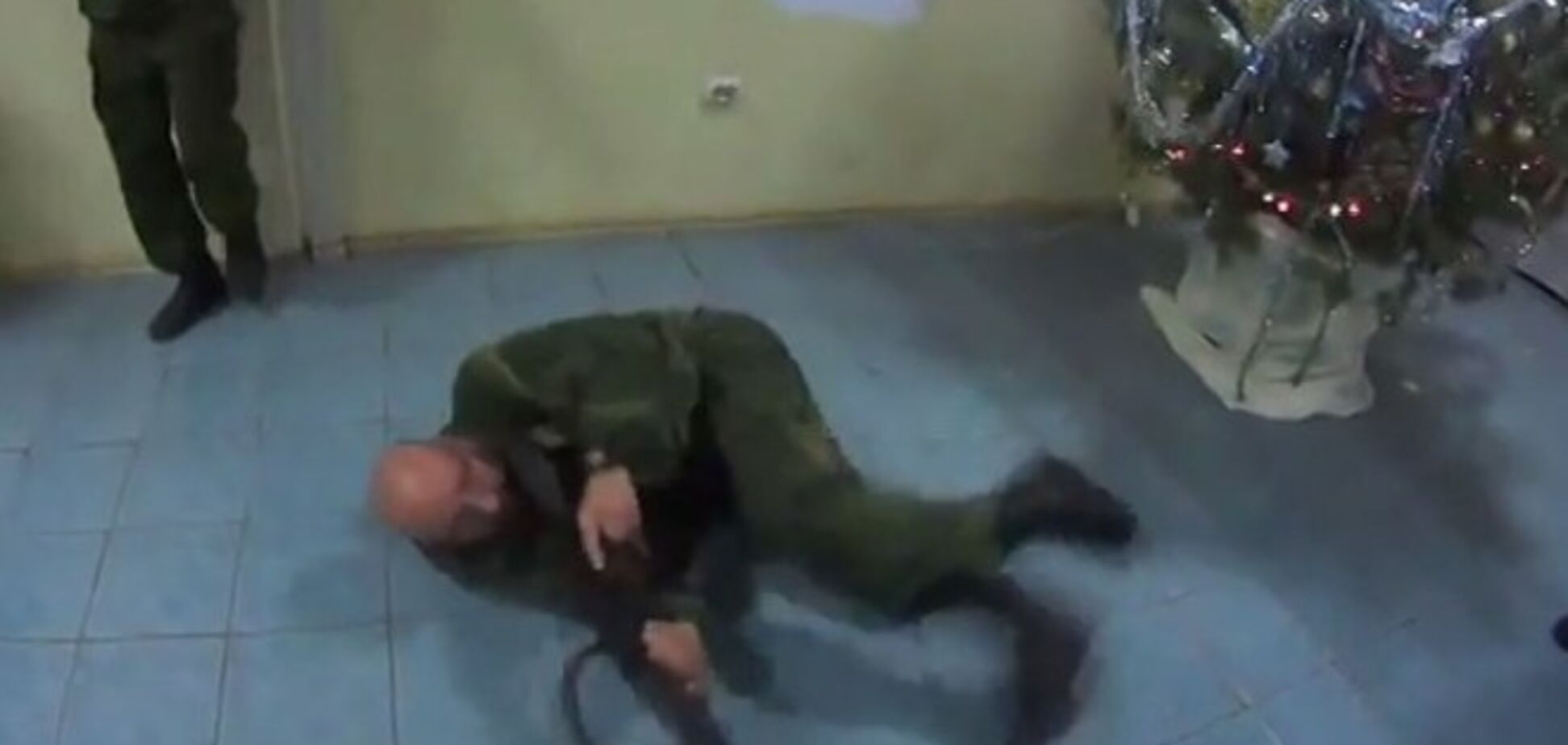 Подвыпивший террорист устроил брейк с автоматом под елкой: видео 'сольного выступления'