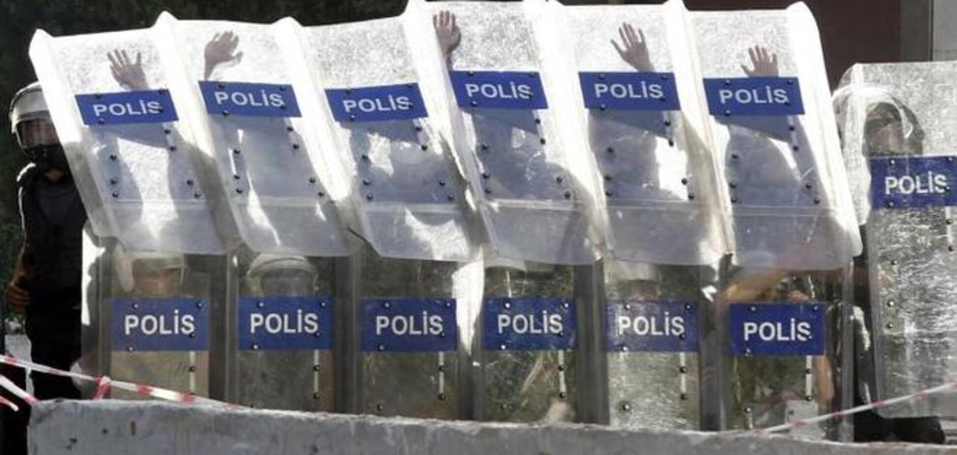 В Стамбуле стреляли и бросали гранаты у бюро президента 